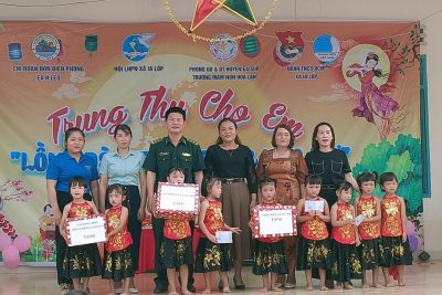 Trường mầm non Hoa Lan được sự quan tâm của các đơn vị: Chi đoàn Đồn Biên phòng Ea Hleo, Hội Liên hiệp phụ nữ xã Ia Lốp, Đoàn thanh niên cộng sản Hồ Chí Minh xã Ia Lốp phối kết hợp tổ chức trung thu cho em “Lồng đèn thắp sáng ước mơ” cho trẻ toàn trường vào Chiều ngày 17/9/2024. Trung thu, hay còn gọi là Rằm tháng Tám, là khoảng thời gian mà các em thiếu nhi ở Việt Nam luôn hào hứng mong đợi. Đây là lúc ánh trăng trở nên tròn trịa và đẹp đẽ nhất trong năm, và trong ngày này diễn ra nhiều hoạt động vui vẻ dành riêng cho trẻ em. Tết Trung thu năm nay diễn ra trong một không khí đặc biệt hơn khi nhiều tỉnh thành phía Bắc chịu ảnh hưởng nặng nề của cơn bão số 3 gây ra. Phát huy truyền thống đoàn kết, “tương thân, tương ái”, chia sẻ khó khăn, mất mát với các tỉnh;  Trong chương trình trung thu cho em “Lồng đèn thắp sáng ước mơ”, tập thể CBGVNV nhà trường quyên góp được với số tiền là 6.320.000đ Bên cạnh đó, nhà trường kêu gọi quý bậc phụ huynh học sinh quyên góp ủng hộ, gửi chút tấm lòng đến đồng bào miền bắc, với số tiền kêu gọi ủng hộ là 1.450.000đ.  Hoạt động ý nghĩa này thể hiện tinh thần tương thân tương ái, lan tỏa thông điệp về sự sẻ chia, giúp đỡ của cán bộ, giáo viên nhân viên trong nhà trường. Hi vọng rằng với sự chung tay của cộng đồng, các em học sinh vùng lũ sẽ sớm vượt qua khó khăn, tiếp tục đến trường./.